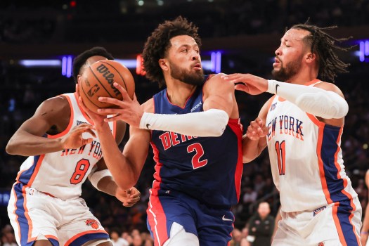 découvrez comment detroit résiste avec force tandis que les knicks décrochent une victoire impressionnante dans ce duel captivant.