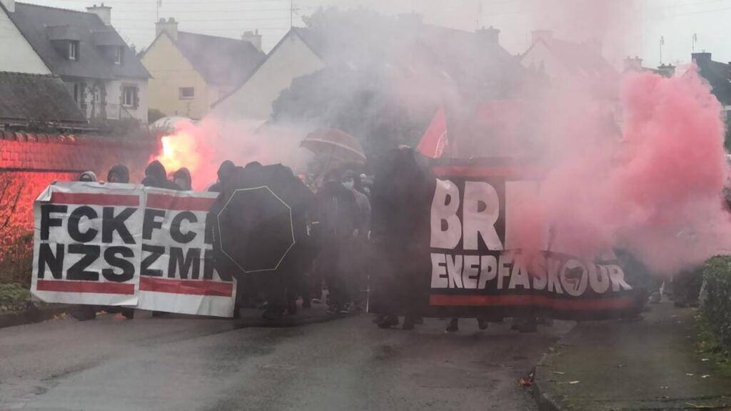 une mobilisation antifasciste majeure dans un village marqué par des tensions croissantes, illustrant la résistance locale face aux idéologies extrémistes.