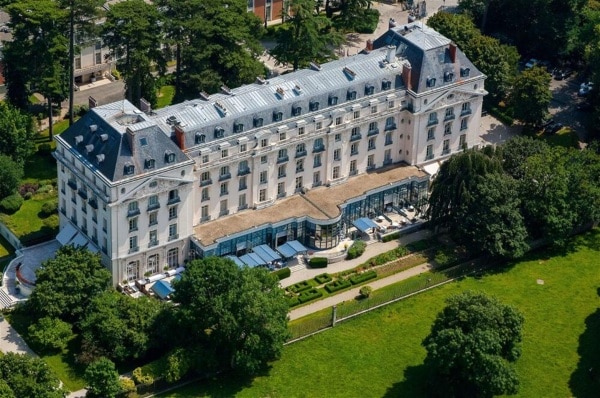 découvrez la controverse autour du padel au trianon palace : un bruit incessant qui divise les habitants et suscite de vifs débats.