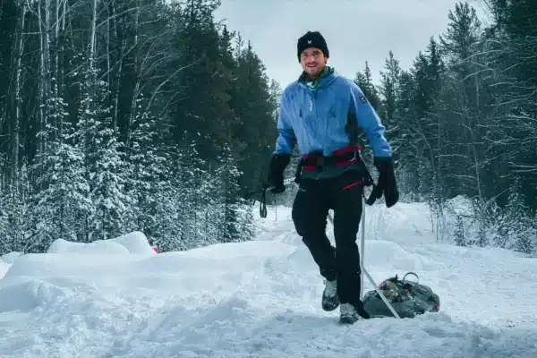 paul clément remporte une victoire spectaculaire à la yukon arctic ultra, l'une des courses d'endurance les plus extrêmes au monde, démontrant force et détermination dans des conditions glaciales.