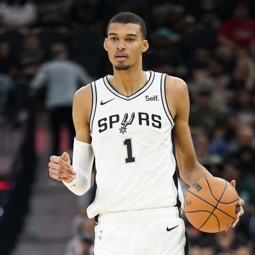 découvrez comment les spurs restent une série historique malgré les difficultés actuelles de wembanyama, explorant les défis et l'avenir de l'équipe.