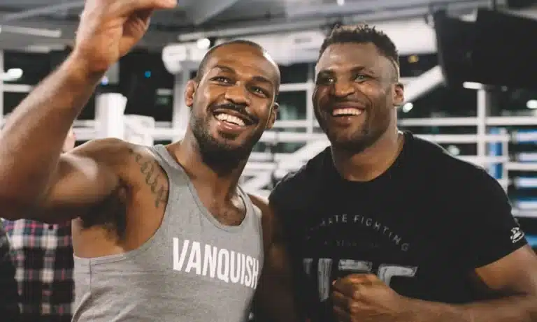 découvrez l'affrontement épique entre jones et ngannou en mma, un combat intense alliant puissance et technique dans l'octogone.