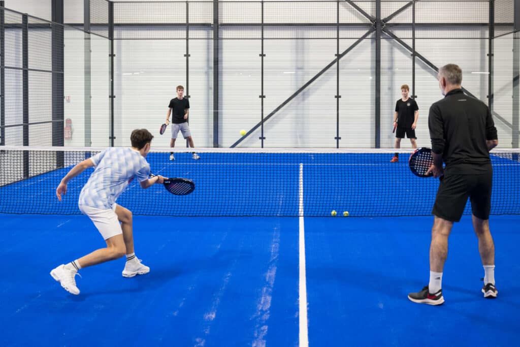 découvrez un complexe de loisirs avec bowling et padel près de guingamp, disponible en bail à construction pour un projet innovant et attractif.