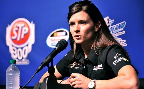 danica patrick partage ses réflexions sur son départ de sky sports f1 avant la saison 2026, évoquant ses projets futurs et son expérience dans le monde de la formule 1.
