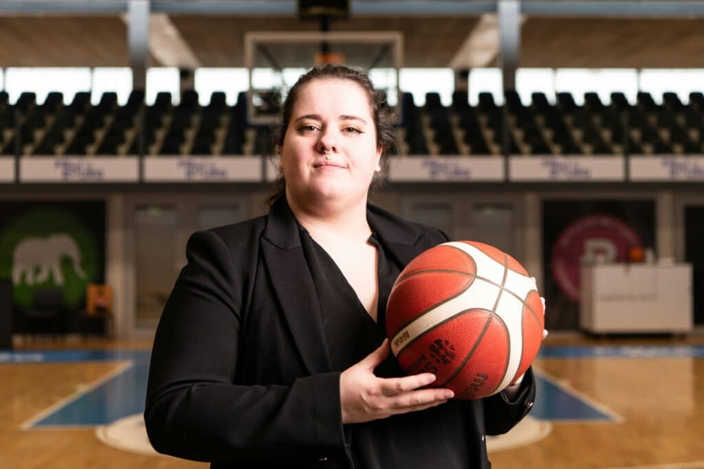 lebron james bat le record historique de paniers en nba, marquant une nouvelle étape dans sa carrière légendaire.