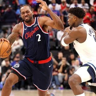 kawhi leonard impressionne en nba en marquant 45 points, aidant son équipe à enchaîner une série de victoires.