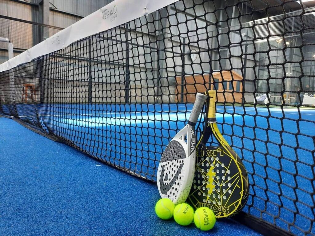 découvrez le nouveau complexe de padel à lannion, récemment testé et prêt à accueillir les passionnés de ce sport dynamique dans un cadre moderne et convivial.