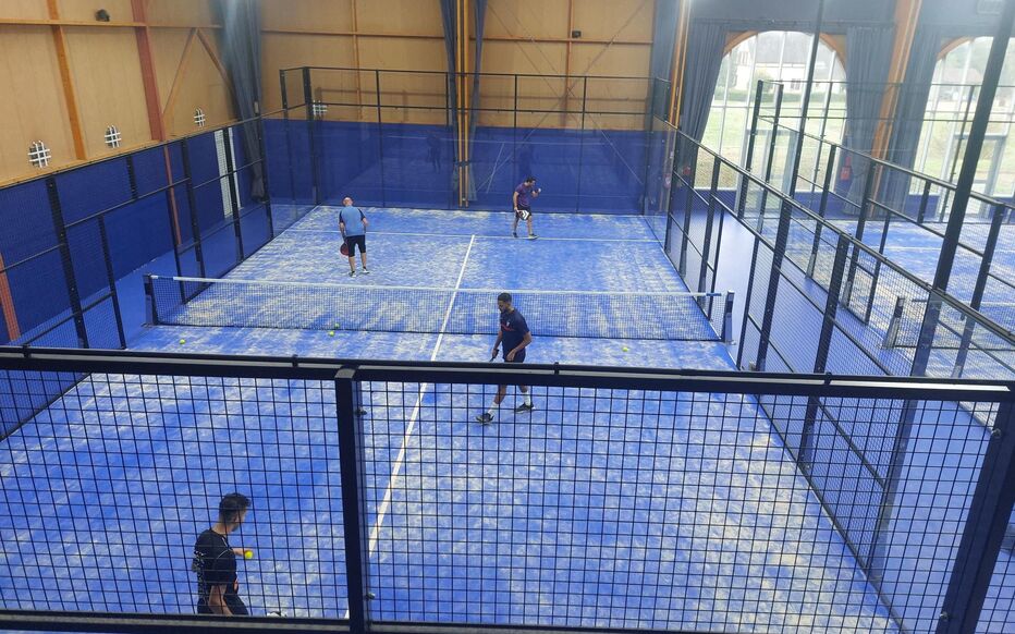 découvrez le nouveau complexe de padel situé près de la sortie a13, offrant des installations modernes pour les passionnés de ce sport en pleine expansion.