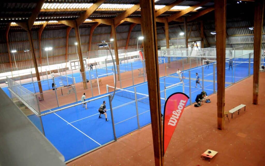 découvrez comment le padel réunit toutes les générations autour d'un sport dynamique et accessible, devenant un véritable phénomène intergénérationnel.