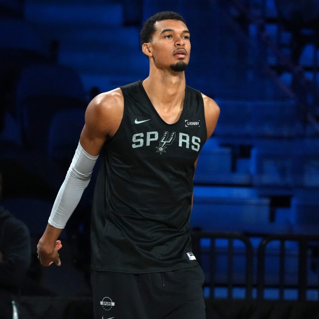 découvrez comment wembanyama a été submergé suite à la remontée spectaculaire des spurs dans ce match intense.